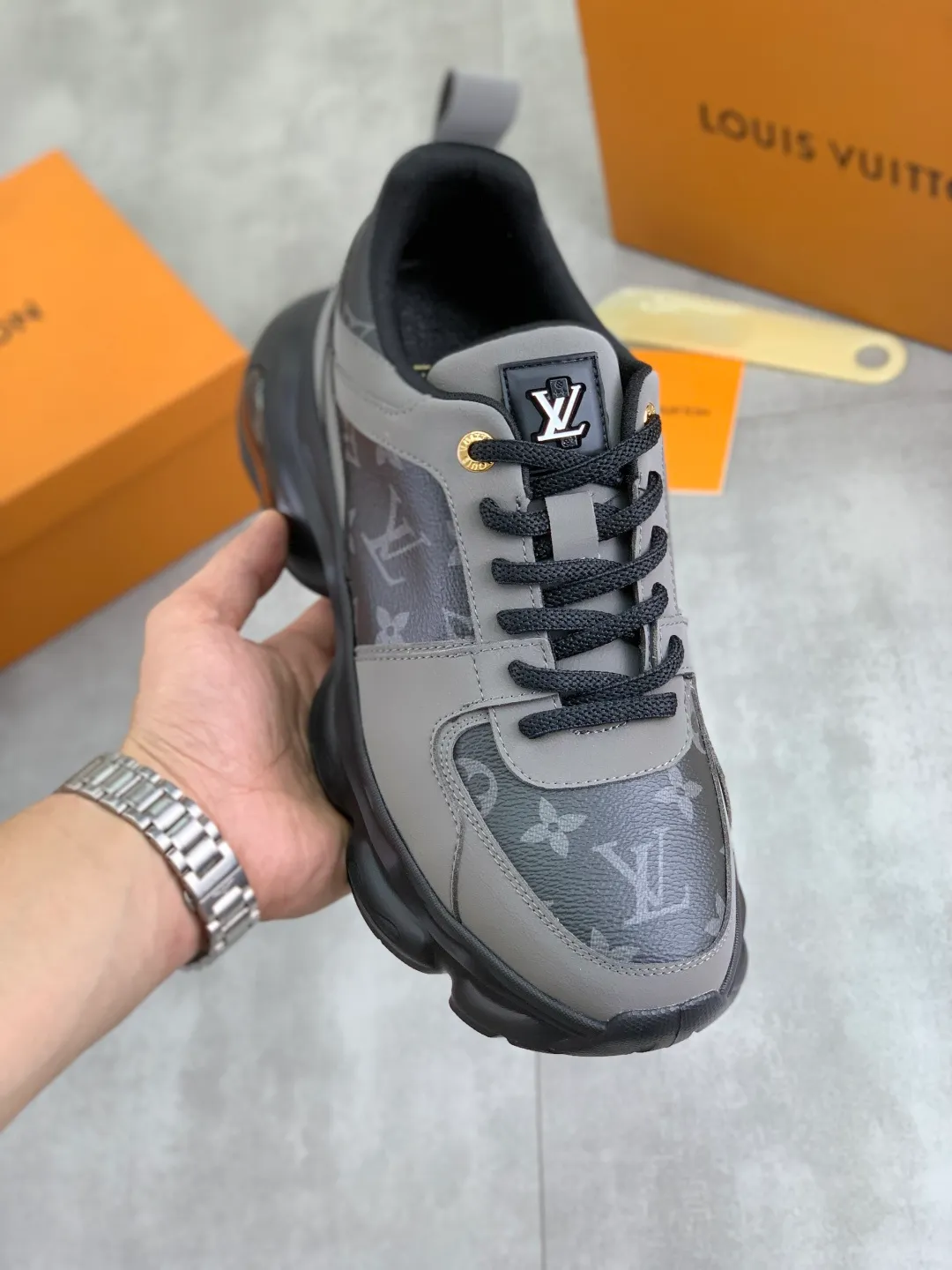 Men's men's shoes💰P440💰[New model]🆘[Louis Vuitton] LV official website latest model🎁casual and fashionable men's shoes👟hot style💥simple and elegant style, exclusive for trendy men. Unique official website latest brand elements👑original decoration, fashionable and generous, the fabric is made of original calfskin➕comfortable and breathable mesh lining➕pig skin lining ✅The official website specifies wear-resistant casual outsole, the classic model is taken in real life🎬Color: 5️⃣colors available😍Number of codes: 38-44 (45 46 customized)